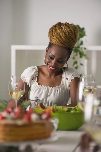 Giovane donna che mangia a casa — Foto Stock