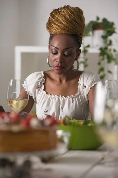 Jeune femme manger à la maison — Photo