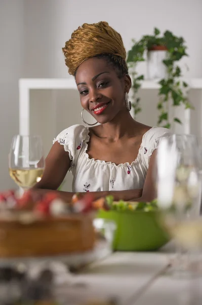 Jeune femme manger à la maison — Photo