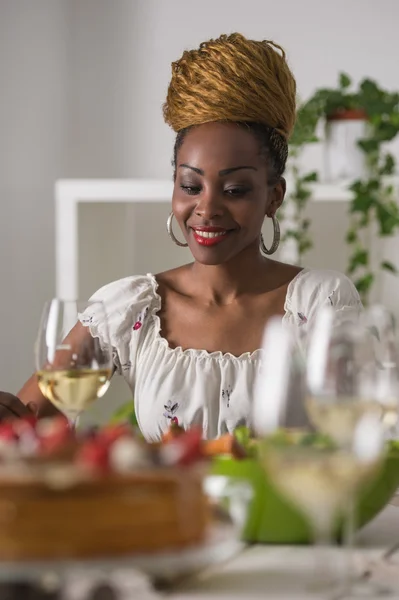 Young woman eating home — Stock Photo, Image