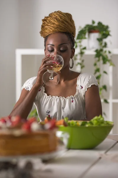 Giovane donna che mangia a casa — Foto Stock