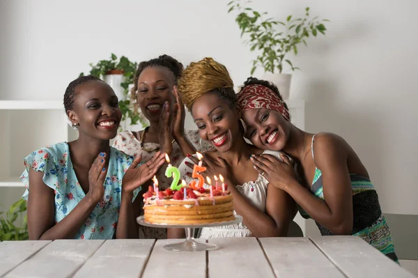 女性の誕生日を祝う — ストック写真