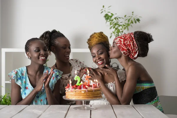 Mujer celebrando cumpleaños — Foto de Stock