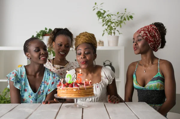 Жінки відзначає день народження — стокове фото