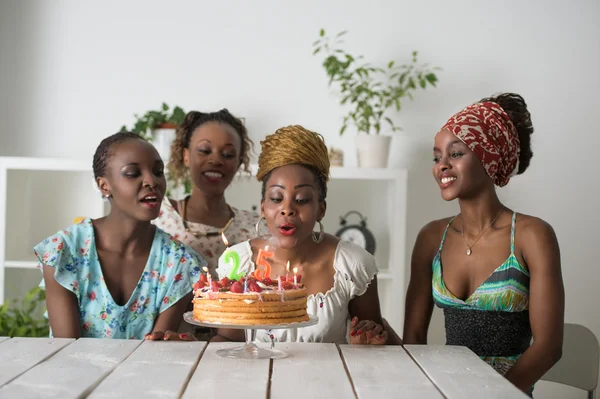 Mujeres celebrando cumpleaños — Foto de Stock