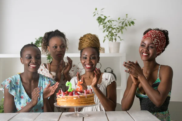 Mujeres celebrando cumpleaños — Foto de Stock