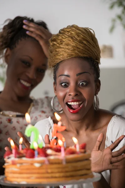 Mujer celebrando cumpleaños — Foto de Stock