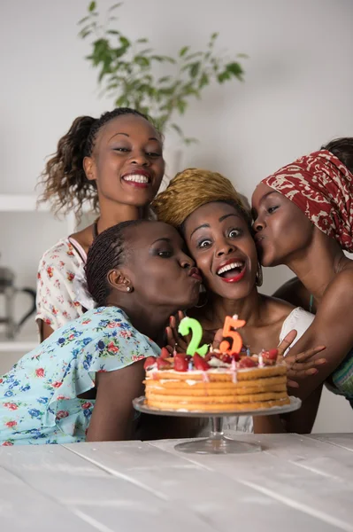 Женщины празднуют день рождения — стоковое фото