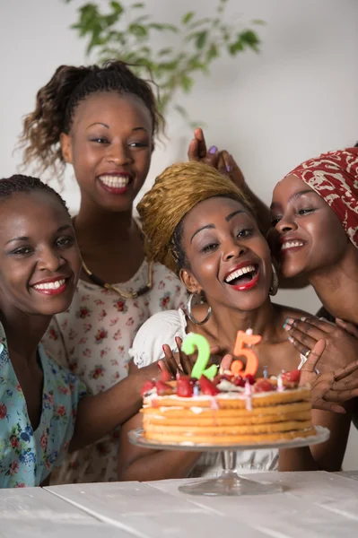 Mujeres celebrando cumpleaños — Foto de Stock