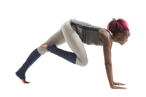 Afrikansk kvinne som gjør yogaøvelser – stockfoto