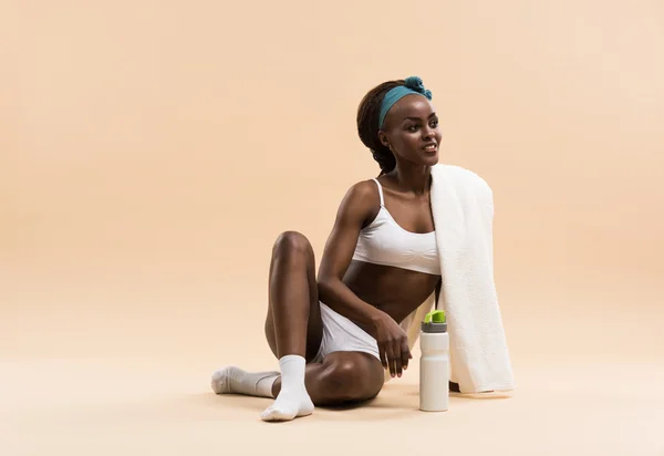 Athletic girl with bottle of water — Stock Photo, Image