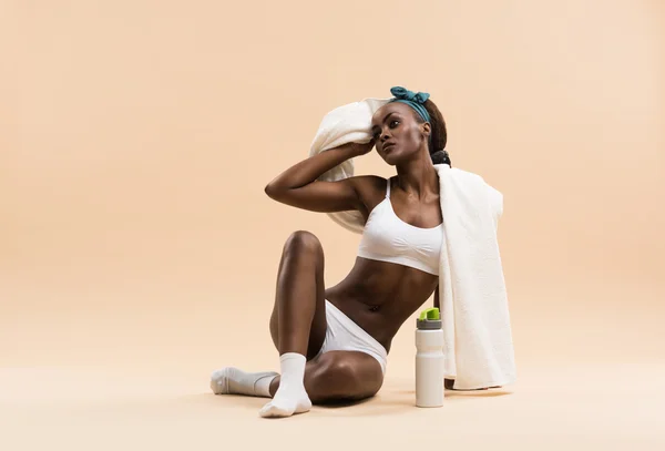 Fille sportive avec une bouteille d'eau — Photo