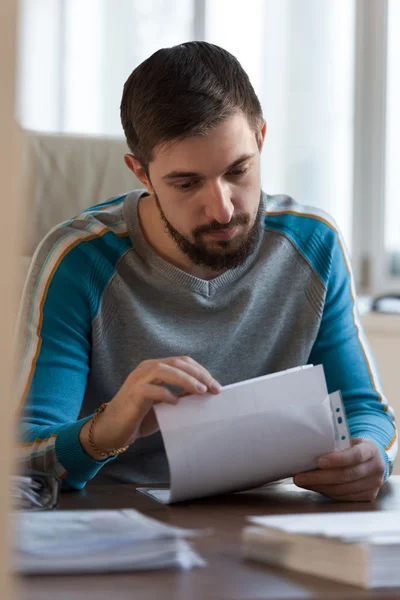 Werken met papieren zakenman — Stockfoto