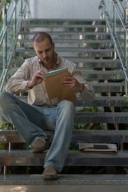 Alınan işadamı zarf okuma belgeleri