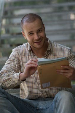 Alınan işadamı zarf okuma belgeleri