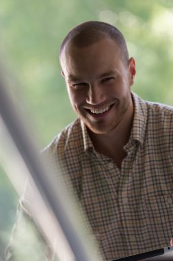 Dijital tablet tutan işadamı