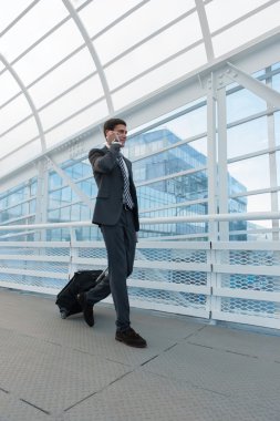 Havaalanında Smartphone kullanarak iş adamı.