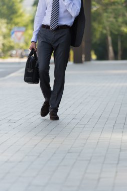 İş adamı sokakta yürüyor.