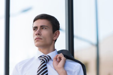 Yakışıklı işadamı sokakta yürüme