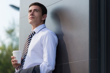 İş adamı kahve içiyor. 