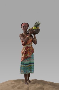 Afrikalı kadın meyve taşıyan