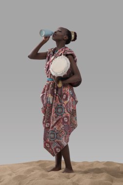 Geleneksel davul tutan Afrika kadın