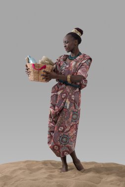 Mal ile sepeti tutan Afrika kadın
