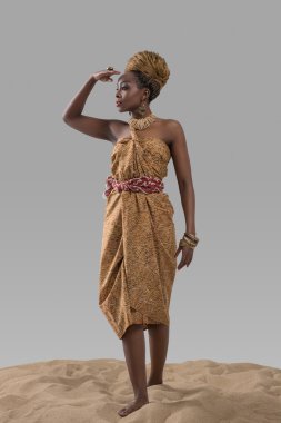 Kum üzerinde duran Afrika moda kadın