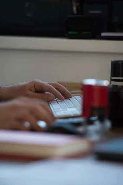 Geschäftsmann arbeitet mit Computer — Stockfoto