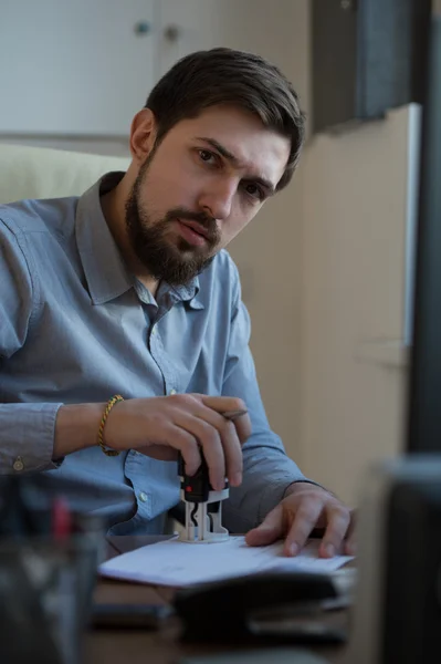 Businessman signing contract — Stock Photo, Image