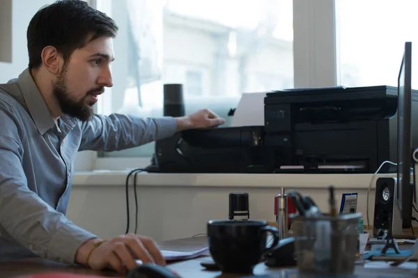 Businessman   printing document — Stock Photo, Image