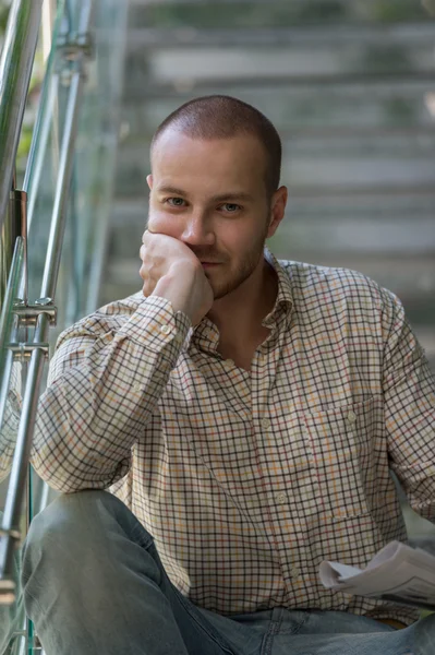 Adam gazete düşünce ile