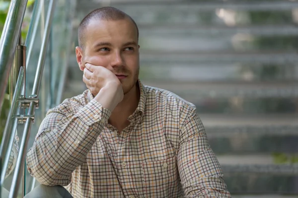 Denken zakenman zittend op de trap — Stockfoto