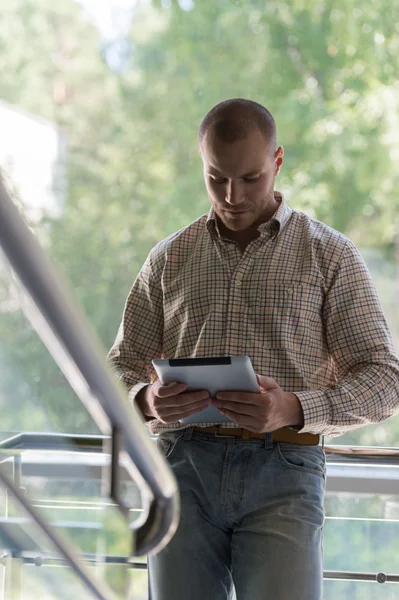 Obchodník držící digitální tablet — Stock fotografie