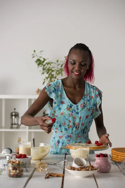 Mujer africana cocinando pastel —  Fotos de Stock