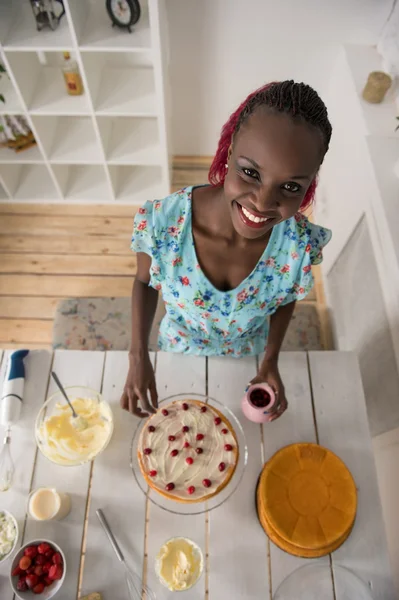 Afrikalı kadın yemek kek — Stok fotoğraf