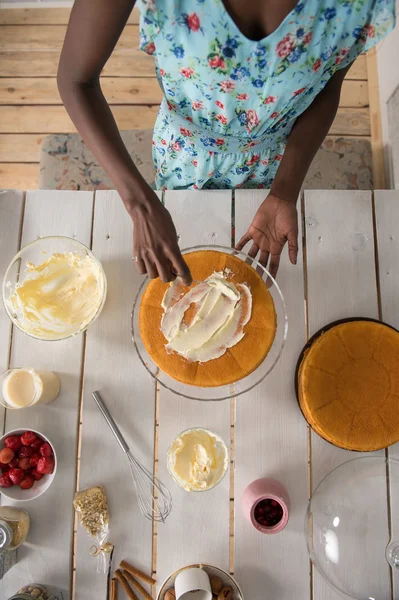 Afrikaanse vrouw koken gebak — Stockfoto