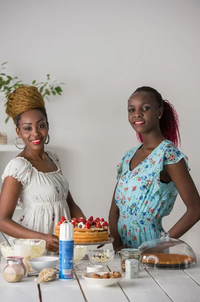 딸기와 케이크를 요리 하는 아프리카 여자 — 스톡 사진