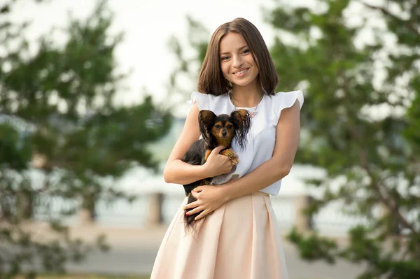 Küçük köpeği tutan kadın — Stok fotoğraf