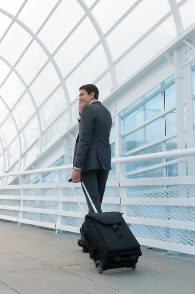 Homme d'affaires utilisant un smartphone à l'aéroport . — Photo