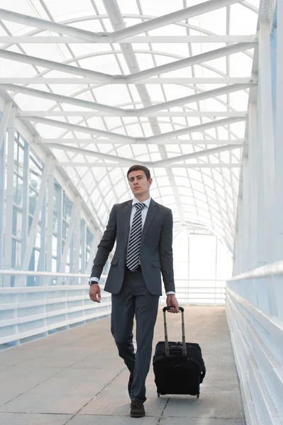 Biznesmen chodzenie na lotnisku — Zdjęcie stockowe