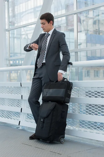 Бізнесмен стоїть в аеропорту — стокове фото