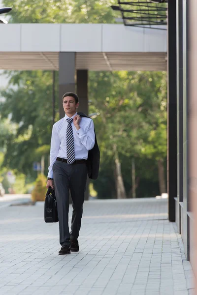 Knappe zakenman lopen op straat — Stockfoto