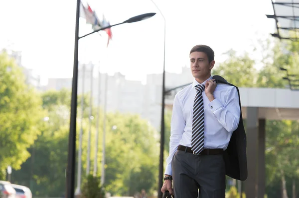 Beau homme d'affaires marchant dans la rue — Photo