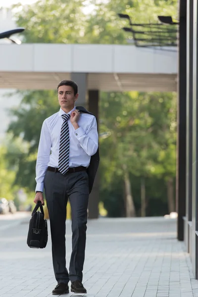 Hombre de negocios guapo caminando por la calle — Foto de Stock