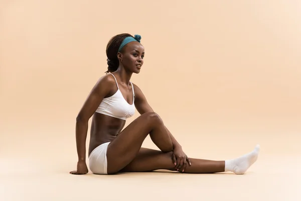 Afrikaanse vrouw doen stretching oefening — Stockfoto