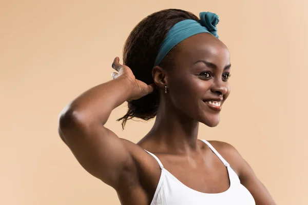 Athletic girl posing and showing muscles — Stock Photo, Image