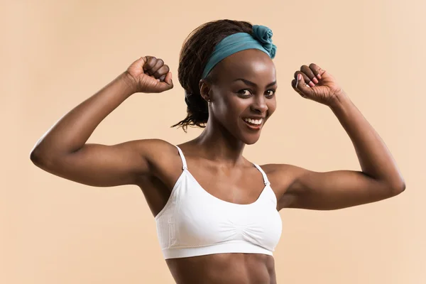 Sportowe dziewczyna pozowanie i Wyświetlono mięśni — Zdjęcie stockowe