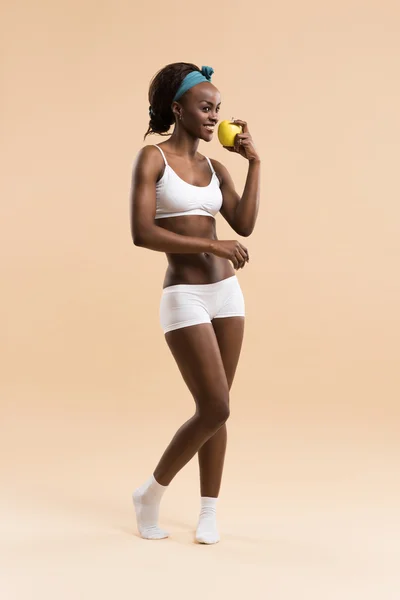 Sportieve vrouw bedrijf apple — Stockfoto