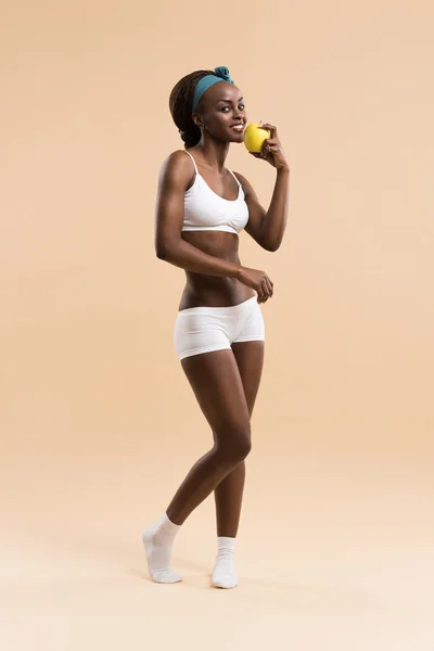 Mulher desportiva segurando maçã — Fotografia de Stock